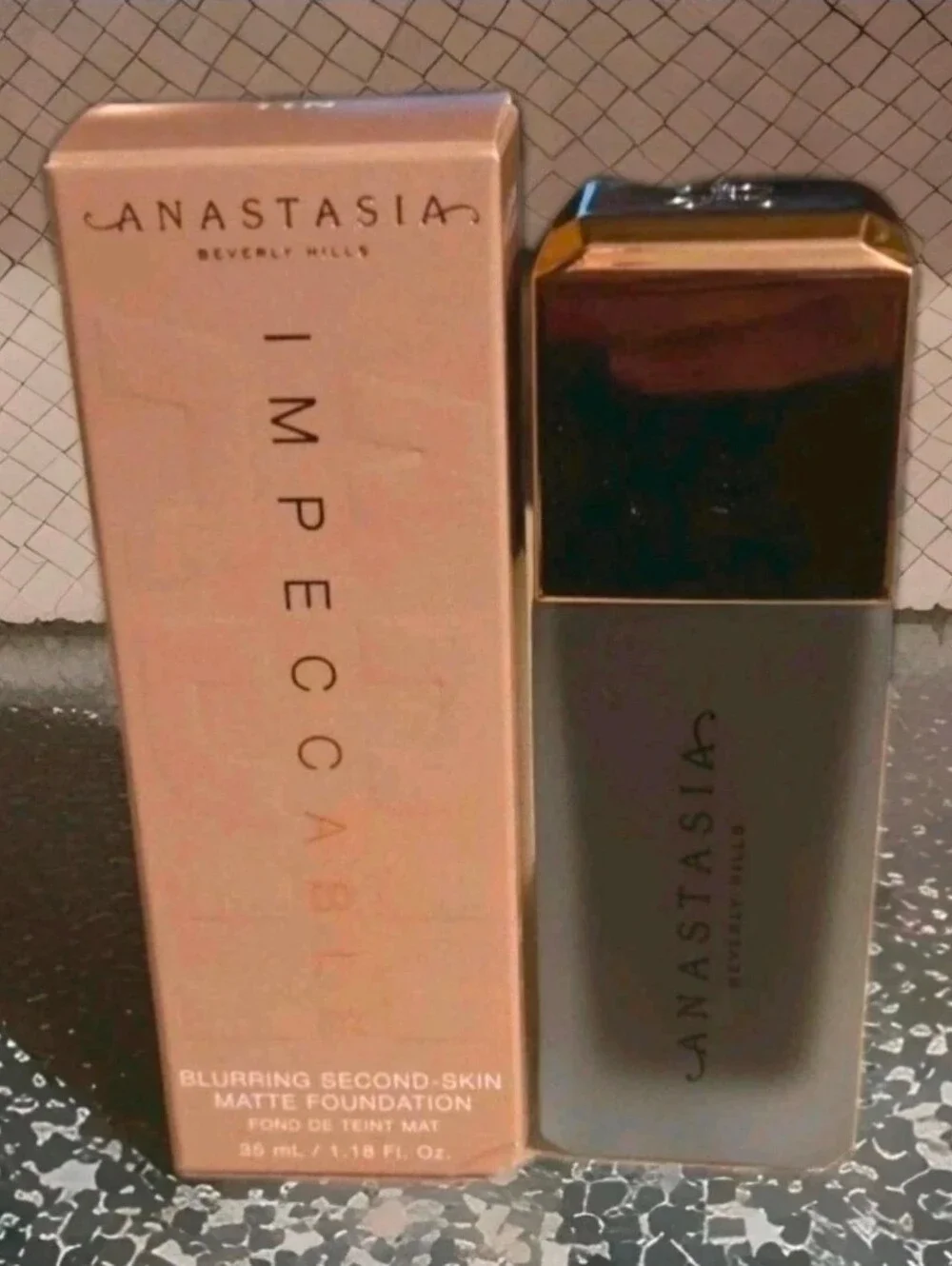 Anastasia Beverly Hills Impeccable Matte Foundation - Rose Gold & Black